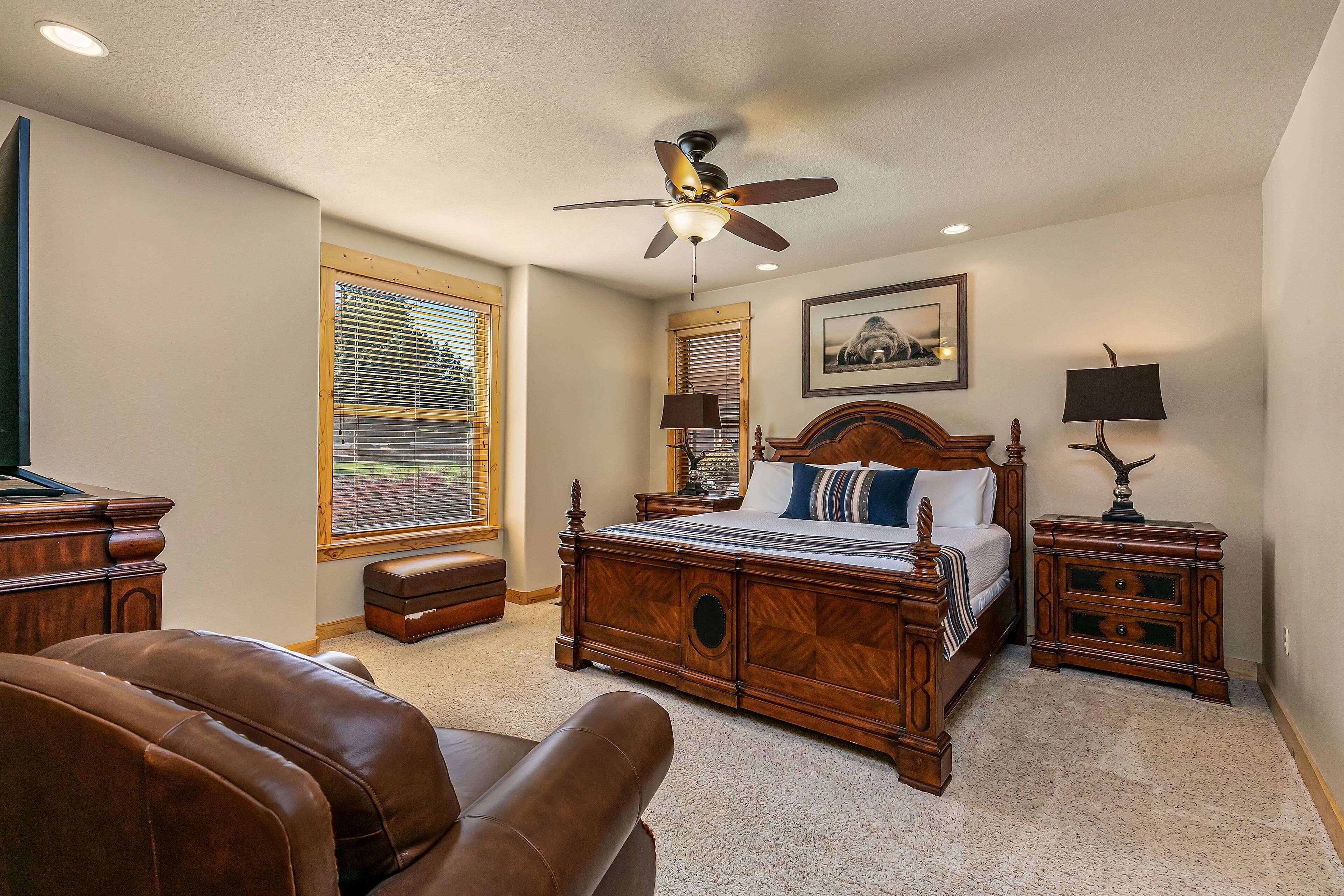 Spacious & Rustic Lodge Cabin. 4 Bedroom Kid & Pet Friendly w/ Private Hot Tub!