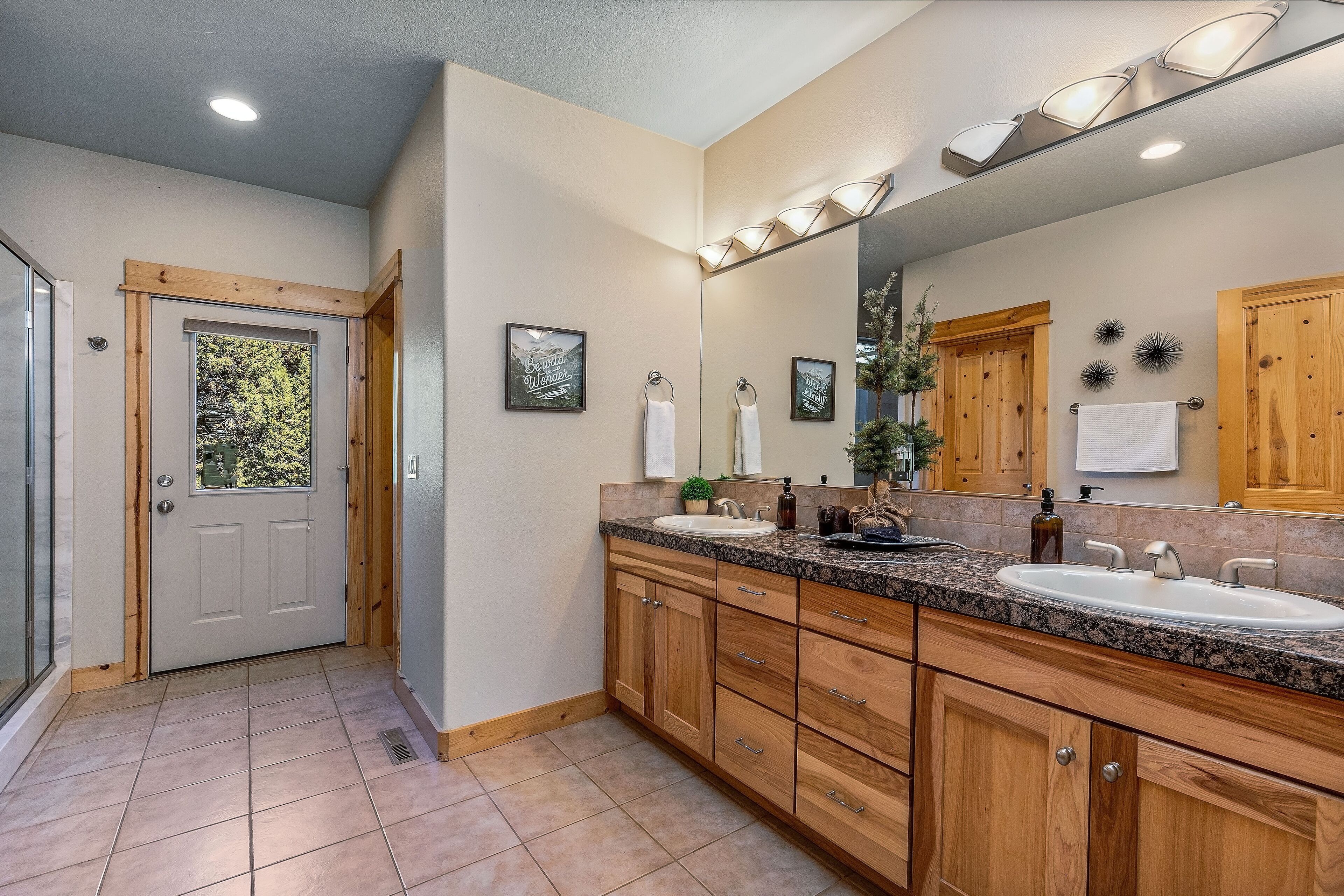 Spacious & Rustic Lodge Cabin. 4 Bedroom Kid & Pet Friendly w/ Private Hot Tub!