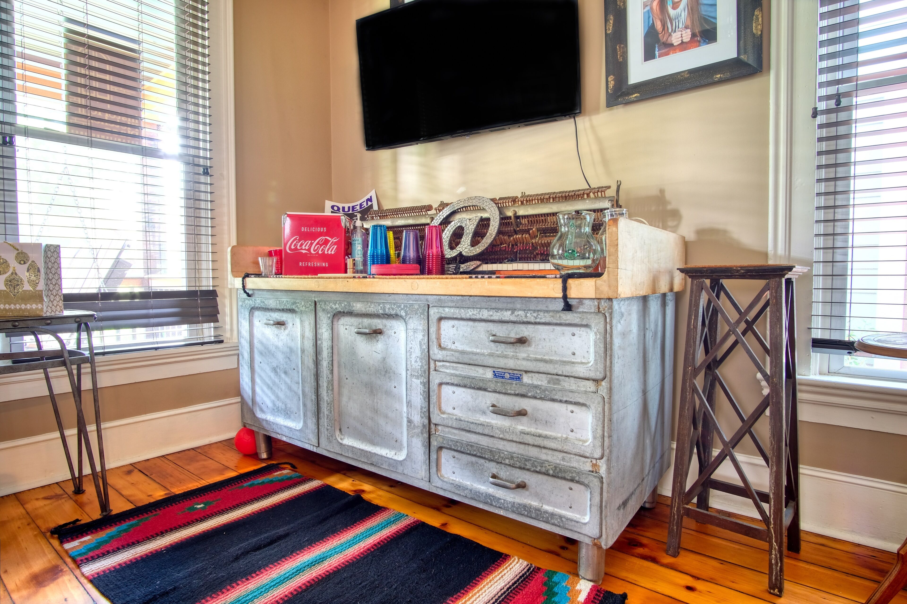 AMAZING Spacious Luxury Home - 1 mile From Lucas Oil