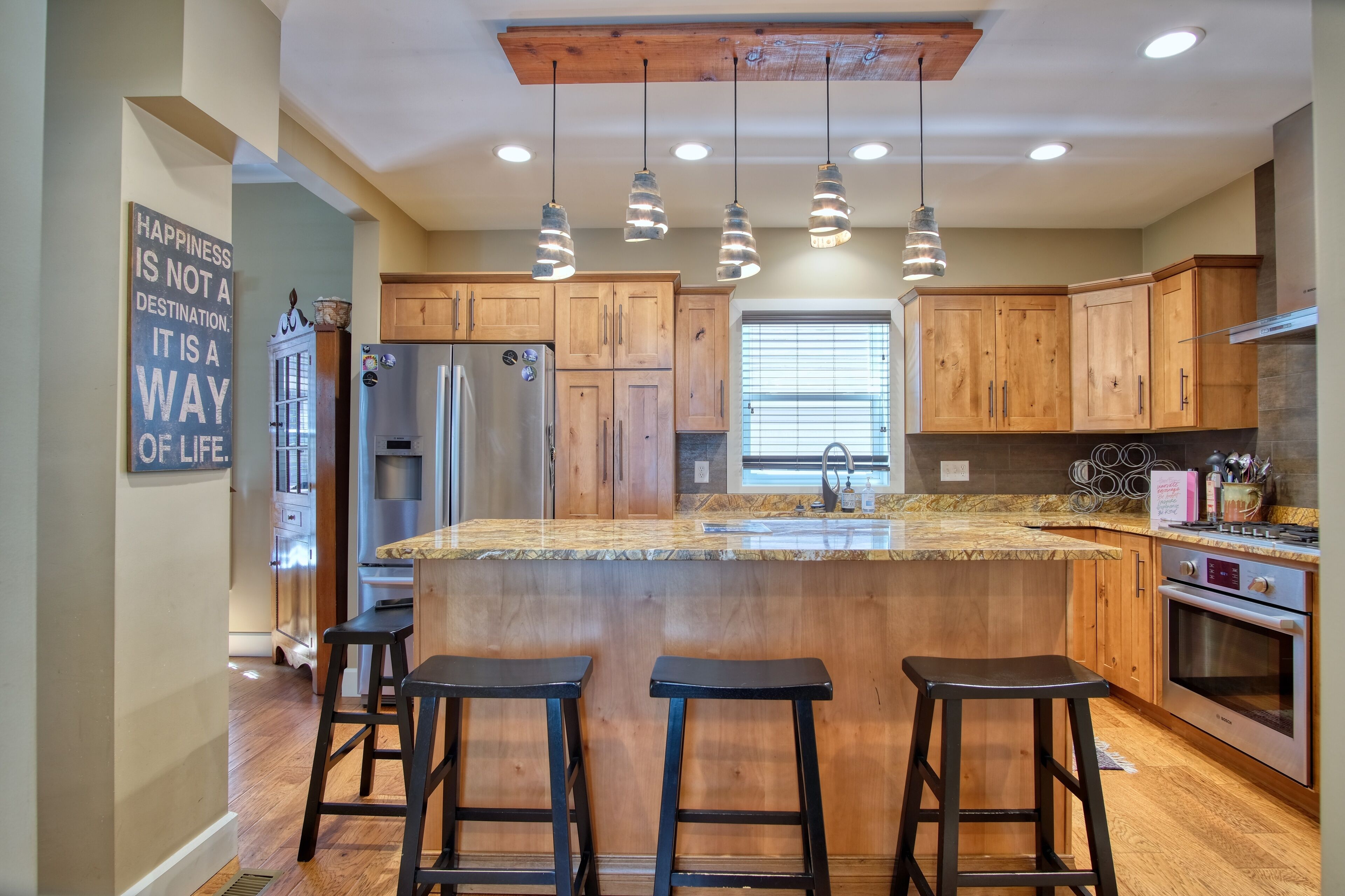 AMAZING Spacious Luxury Home - 1 mile From Lucas Oil