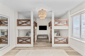 4 habitaciones, tabla de planchar con plancha y cuna de viaje 