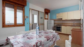 Fridge, oven, stovetop, cookware/dishes/utensils