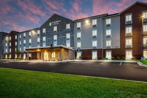 Exterior - WoodSpring Suites Elgin - Chicago (Elgin)
