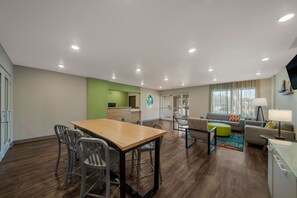Lobby - WoodSpring Suites Wesley Chapel-Tampa (Wesley Chapel)