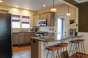 Fridge, microwave, oven, stovetop - Beautiful Bungalow On 7th *No Cleaning Fee* (McMinnville)