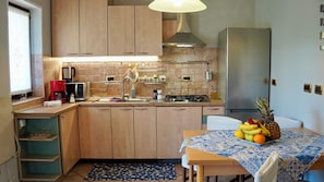 Kühlschrank, Mikrowelle, Herdplatte, Geschirrspüler