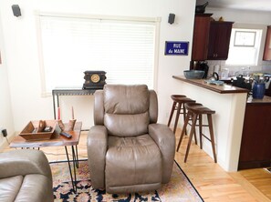 Smart TV, fireplace, books, offices