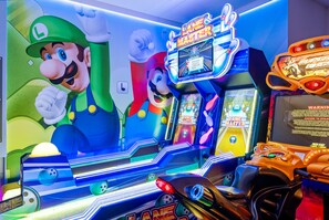 Game room - Arcades, Movie Room, Princess & Dinosaur Custom Bunk Kids Rooms, Pool Table, BBQ, No Rear Neighbors (Kissimmee)