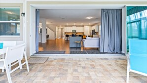 Un appartement moderne comprenant une cuisine, un coin repas et un salon.