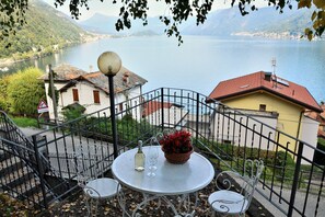 Outdoor dining - Gera Villa Apartment Argegno (Argegno)