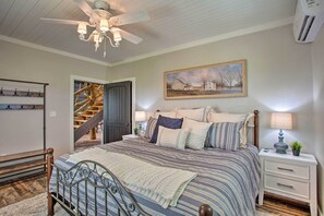 5 bedrooms, desk, iron/ironing board, travel cot - 'The Copper Roost': Lake Texoma Escape w/ Hot Tub (Calera)