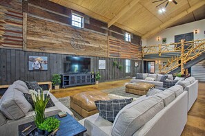 TV, ping pong - 'The Copper Roost': Lake Texoma Escape w/ Hot Tub (Calera)