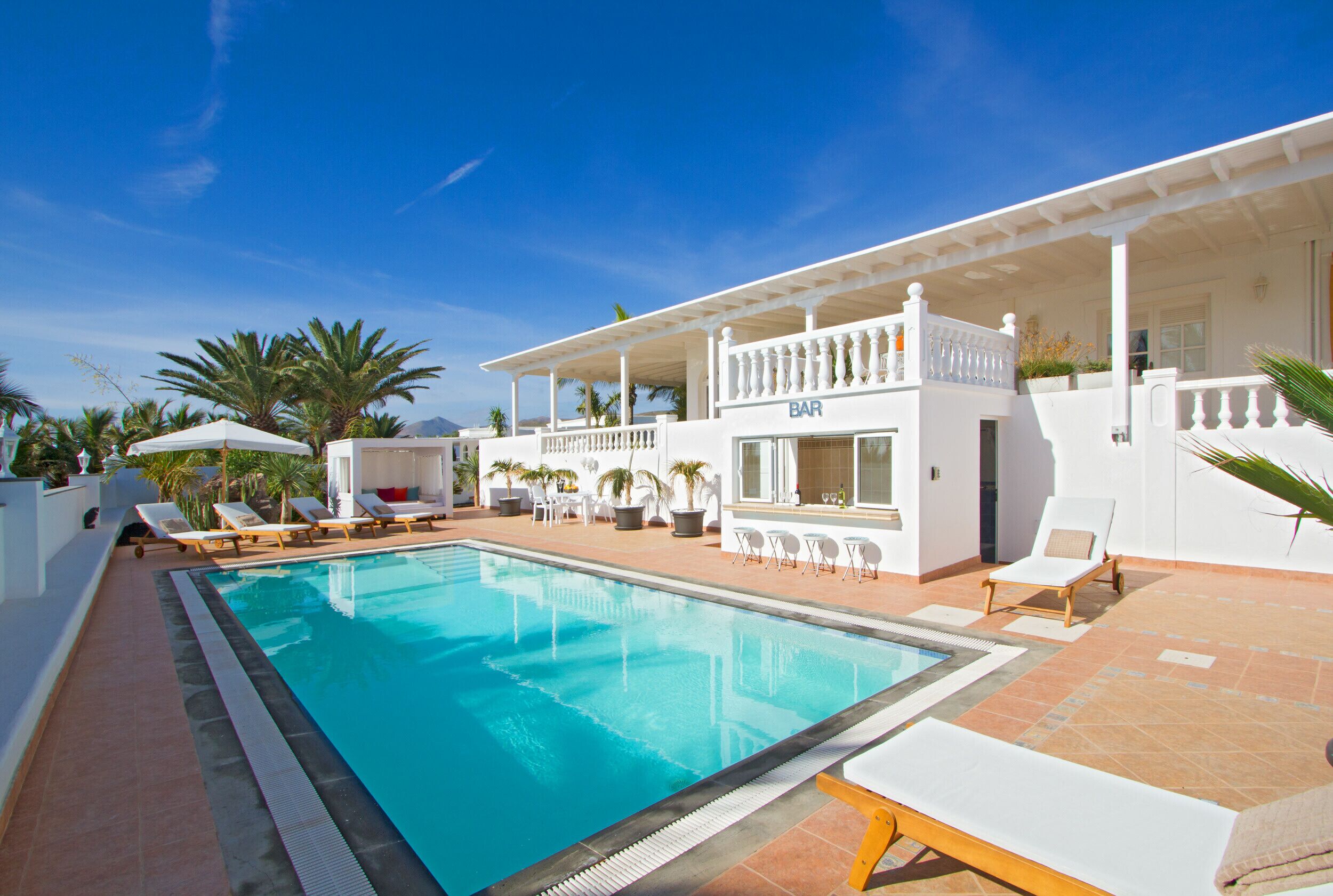 Piscina aquecida, espreguiçadeiras