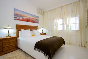 3 Schlafzimmer, Schreibtisch, Bügeleisen/Bügelbrett, Reisekinderbett