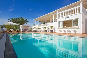 Piscine chauffée, chaises longues