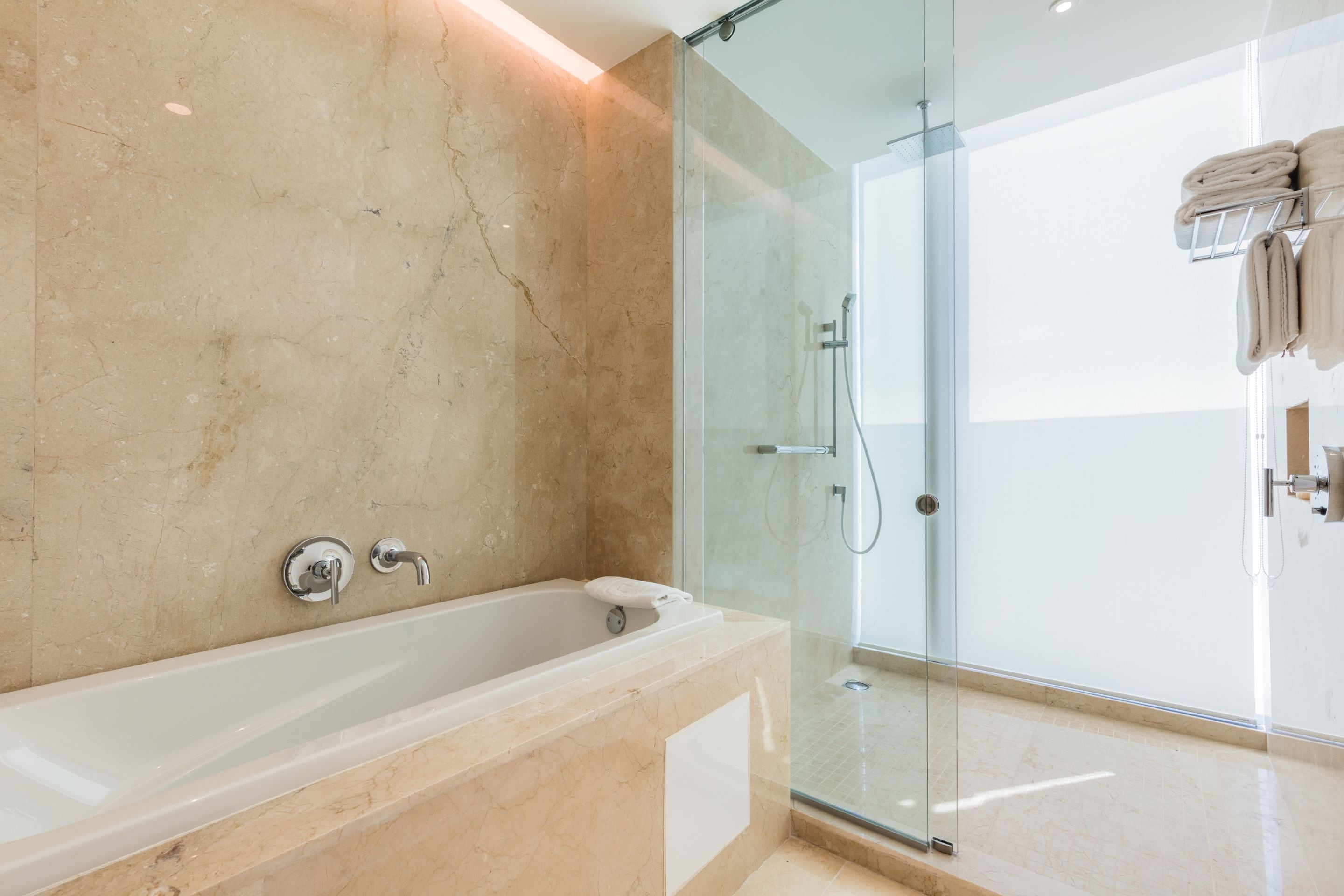 master suite vista a la ciudad | bathroom | eco-friendly toiletries, hair dryer, bathrobes, slippers