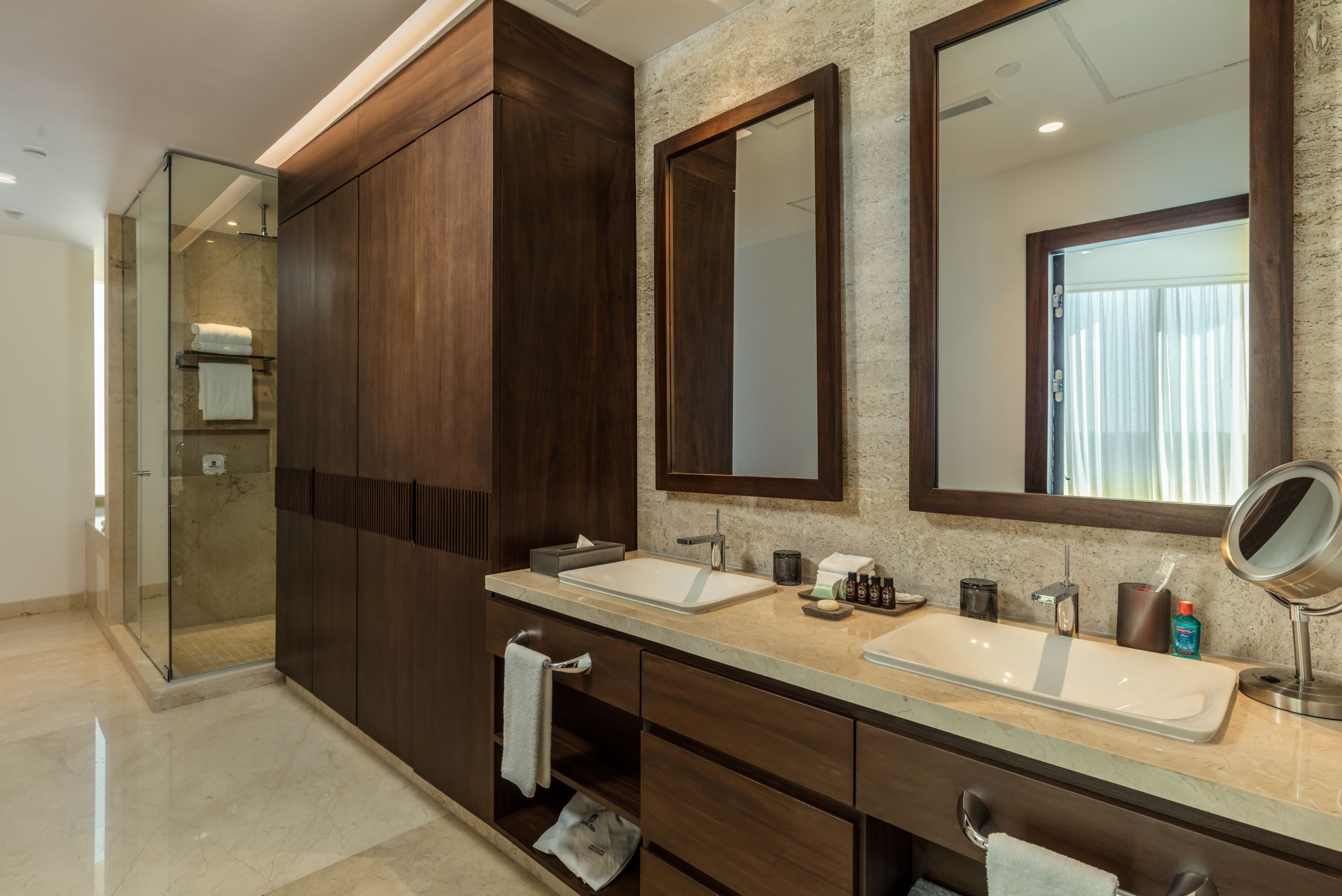 junior suite vista a la ciudad | bathroom | eco-friendly toiletries, hair dryer, bathrobes, slippers