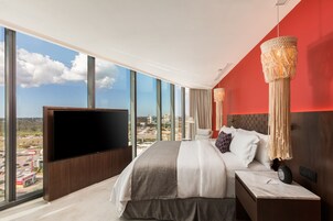 Junior Suite vista a la ciudad | Roupas de cama premium, edredons de pluma, camas Tempur-Pedic