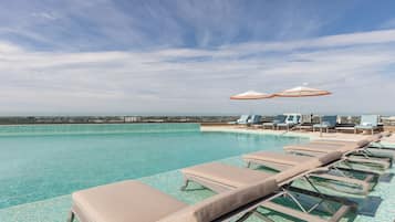 Alberca al aire libre, acceso de 08:00 a 20:00, y camastros