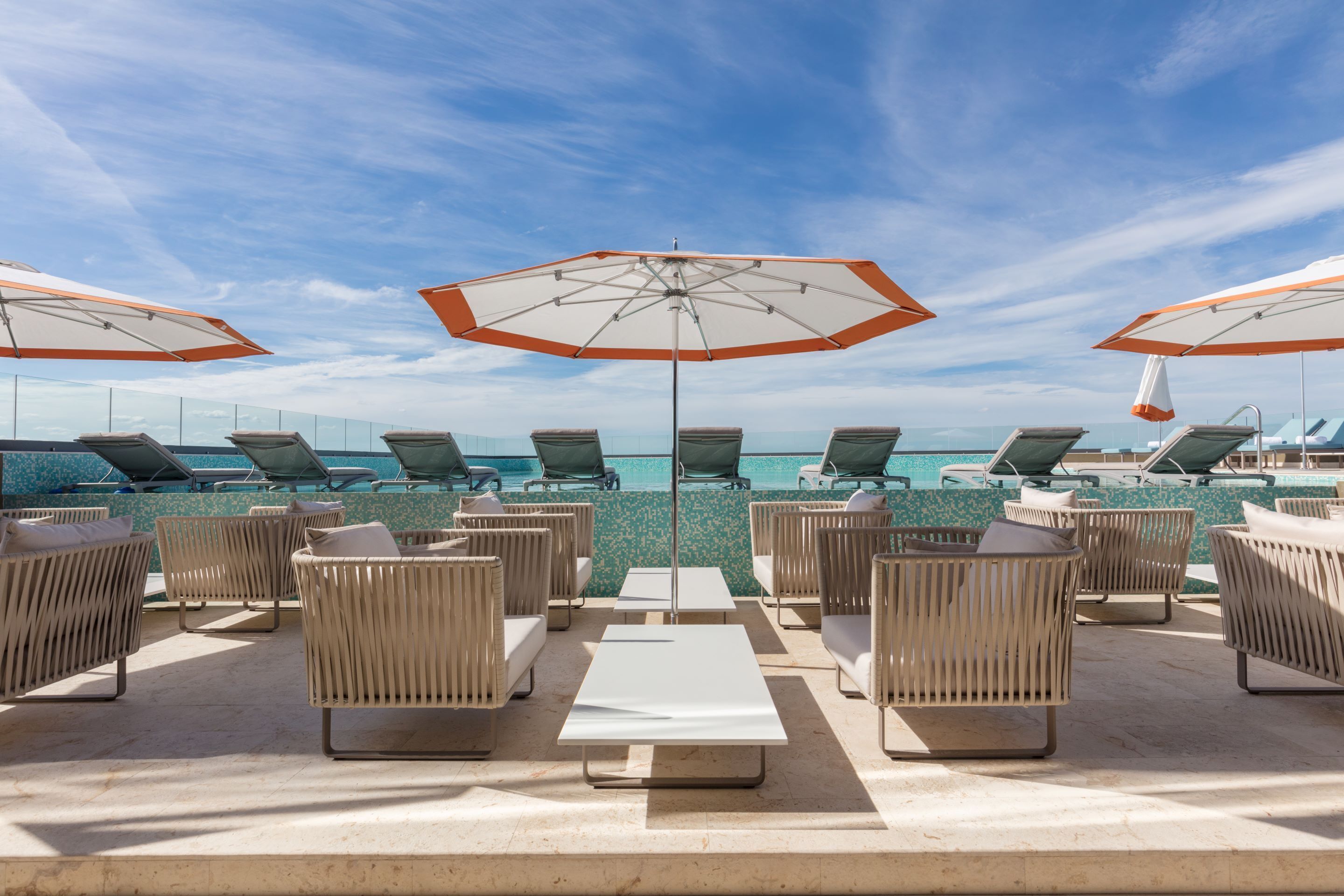 Alberca al aire libre, acceso de 08:00 a 20:00, y camastros 