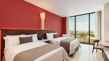 Deluxe dos camas vista a la ciudad | Biancheria da letto di alta qualità, copriletto in piuma