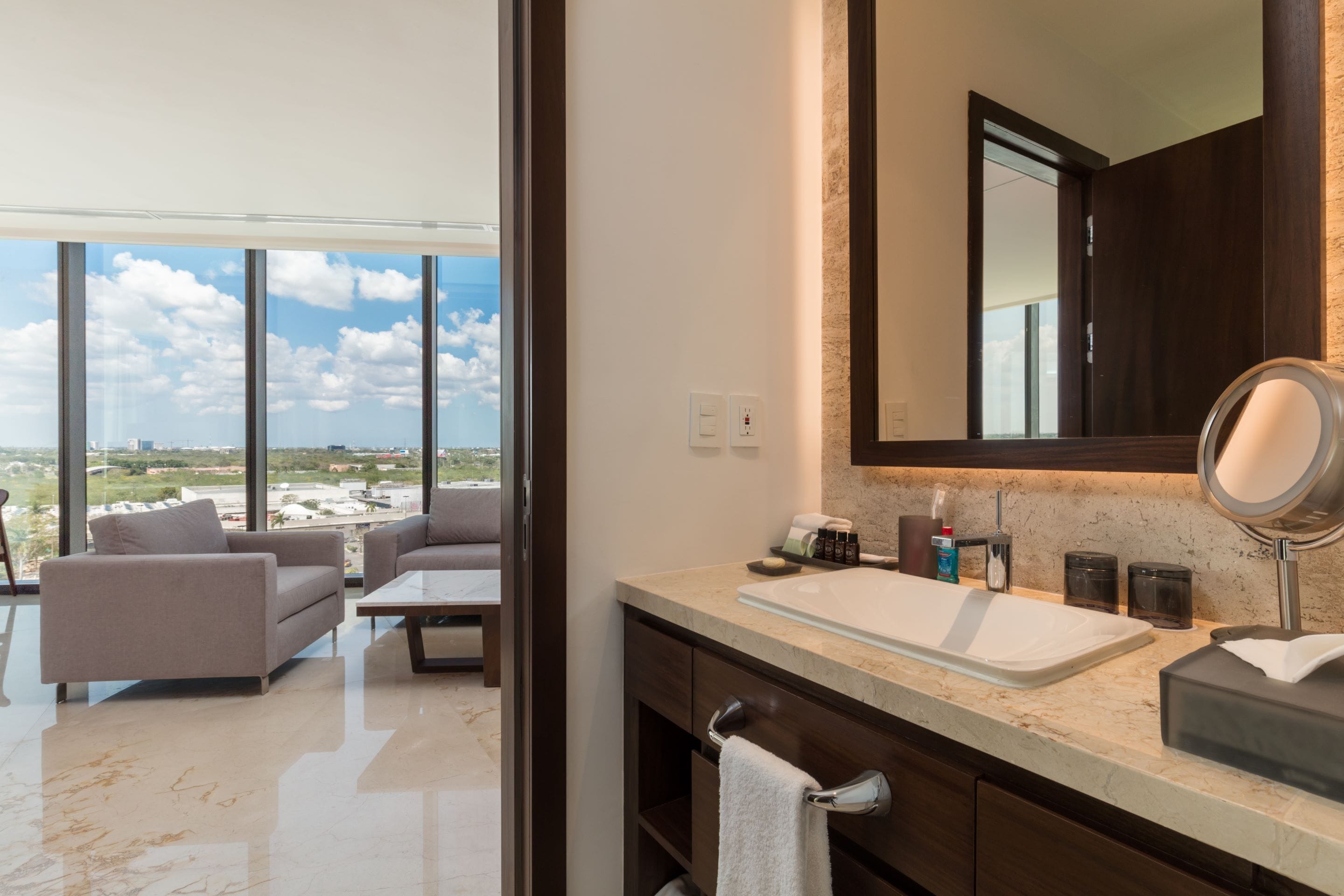 master suite vista a la ciudad | bathroom | eco-friendly toiletries, hair dryer, bathrobes, slippers