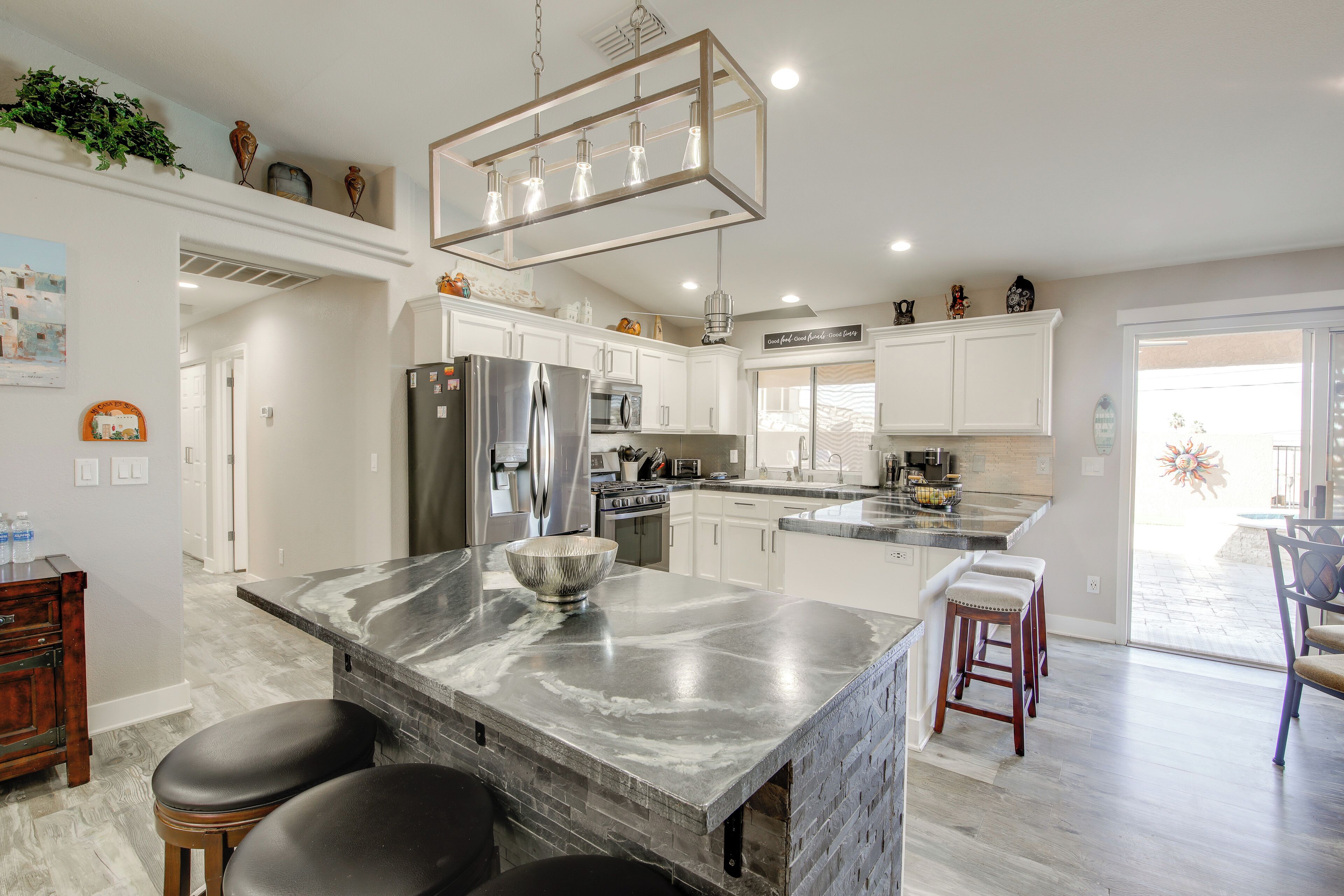 Fridge, microwave, stovetop, dishwasher