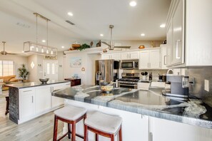 Fridge, microwave, stovetop, dishwasher