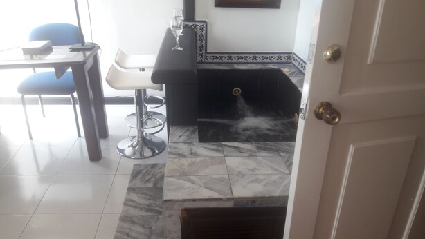 Un baño con lavamanos, espejo y ducha.