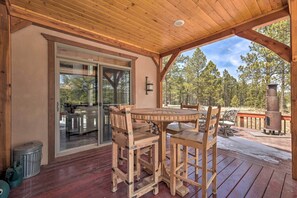 Outdoor dining - Grand Angel Fire Retreat w/ Hot Tub & Fire Pit! (Angel Fire)
