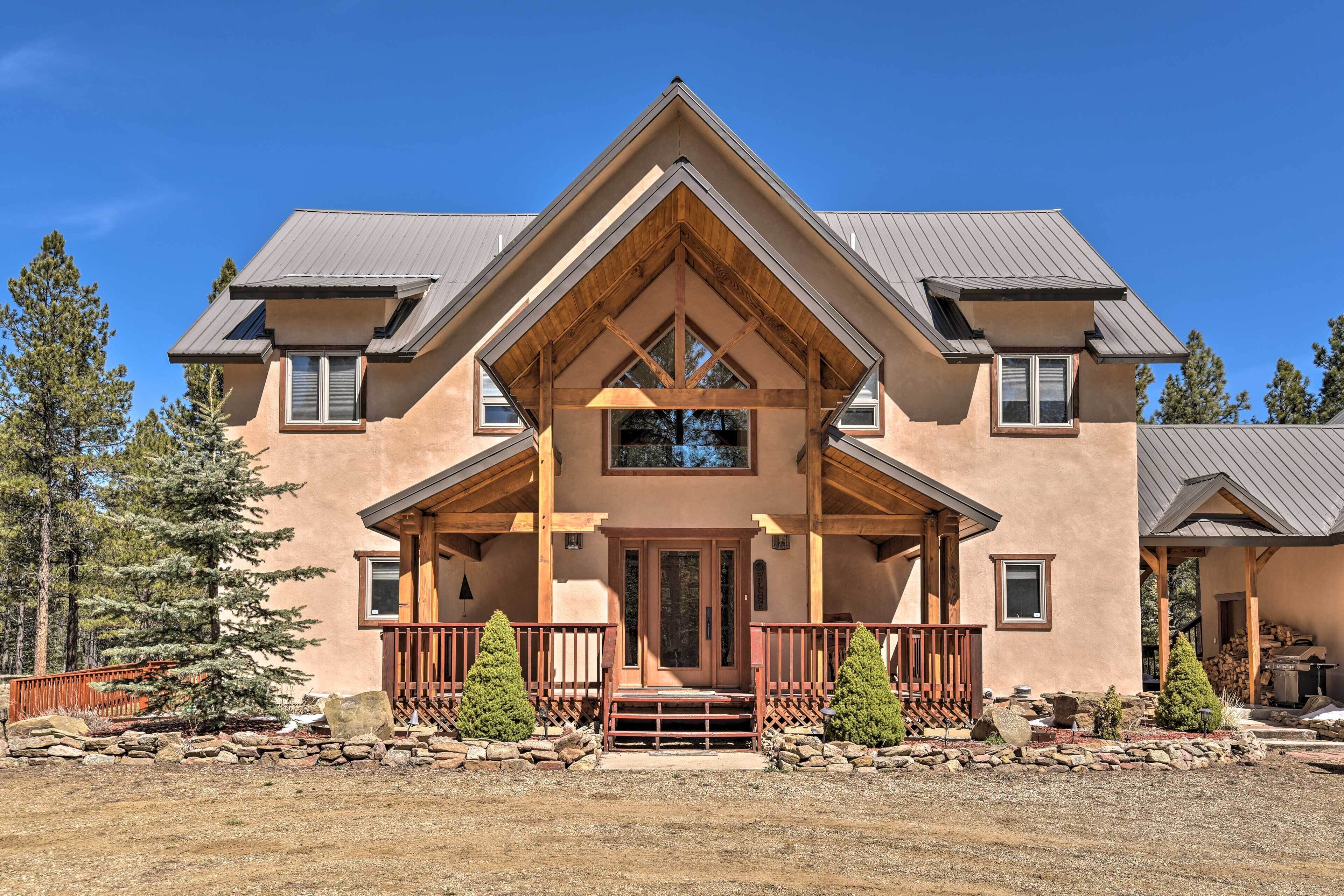 Grand Angel Fire Retreat w/ Hot Tub & Fire Pit!