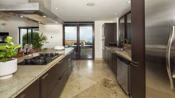 Een koelkast, een microgolfoven, een oven, een kookplaat