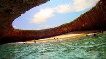 Plage à proximité, chaises longues, serviettes de plage