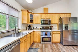 Fridge, microwave, stovetop, dishwasher - Palmer Escape w/ Mtn Views: Fishing & Hiking! (Palmer)