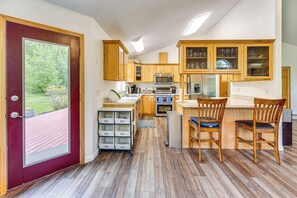 Réfrigérateur, micro-ondes, plaque de cuisson, lave-vaisselle