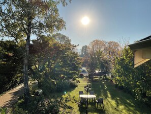 Outdoor dining - Beautiful and comfortable, located in the heart of town (TAWONGA SOUTH)