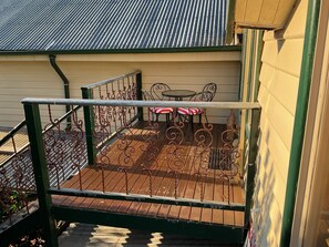 Outdoor dining - Beautiful and comfortable, located in the heart of town (TAWONGA SOUTH)