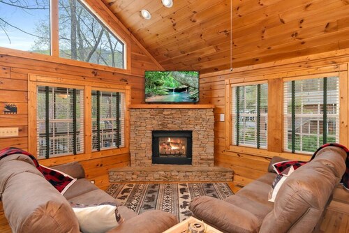 Minutes from all attractions, in the heart of Maggie Valley!