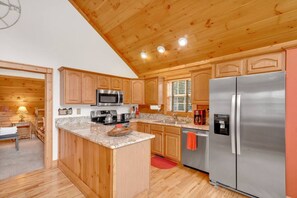 Kjøleskap, mikrobølgeovn, ovn og kokeplater