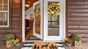 Uma cabana de madeira com uma escada visível que dá acesso a um quarto.