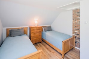 2 bedrooms, iron/ironing board, WiFi, bed sheets - Comfortable home, hot tub and trails on 140 acres (Concord)