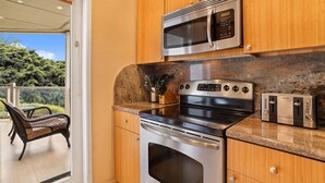 Uma cozinha equipada com micro-ondas, torradeira e forno.