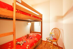 2 bedrooms, travel crib, WiFi