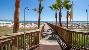 On the beach - Spacious Penthouse Sleeping 18 on the Gulf of Mexico (Orange Beach)