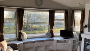 Chalet, Beberapa Tempat Tidur | Ruang keluarga | Televisi 30-inci dengan saluran TV digital dan perapian