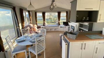 Chalet, Multiple Beds | Private kitchen | Fridge, microwave, oven, stovetop