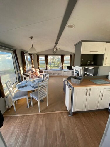 Immaculate 2-bed Static Caravan Near the Lake