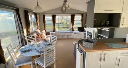 Immaculate 2-bed Static Caravan Near the Lake