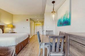 Tabla de planchar con plancha, internet y ropa de cama 