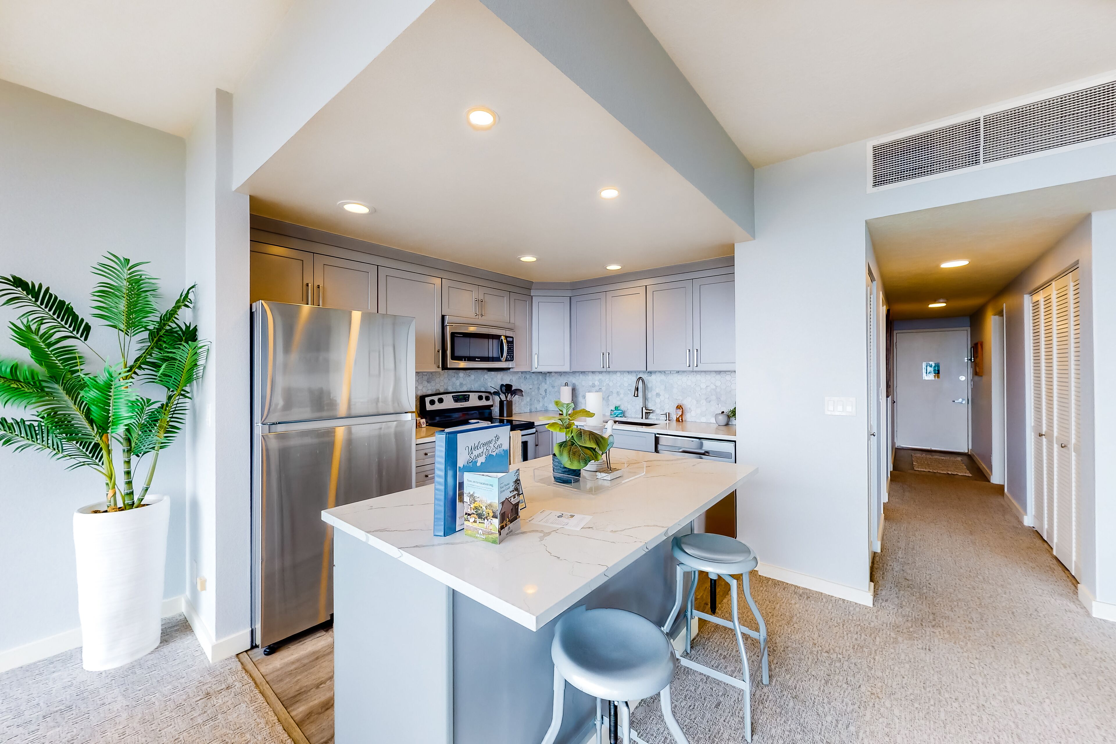 Beachfront condo with amazing ocean view, balcony & fireplace